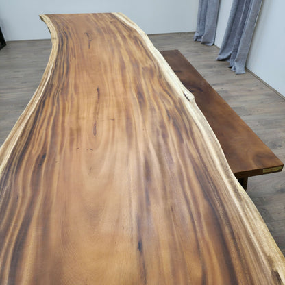300 cm x 88 cm Esstisch aus indischem Nussbaum mit Naturkante