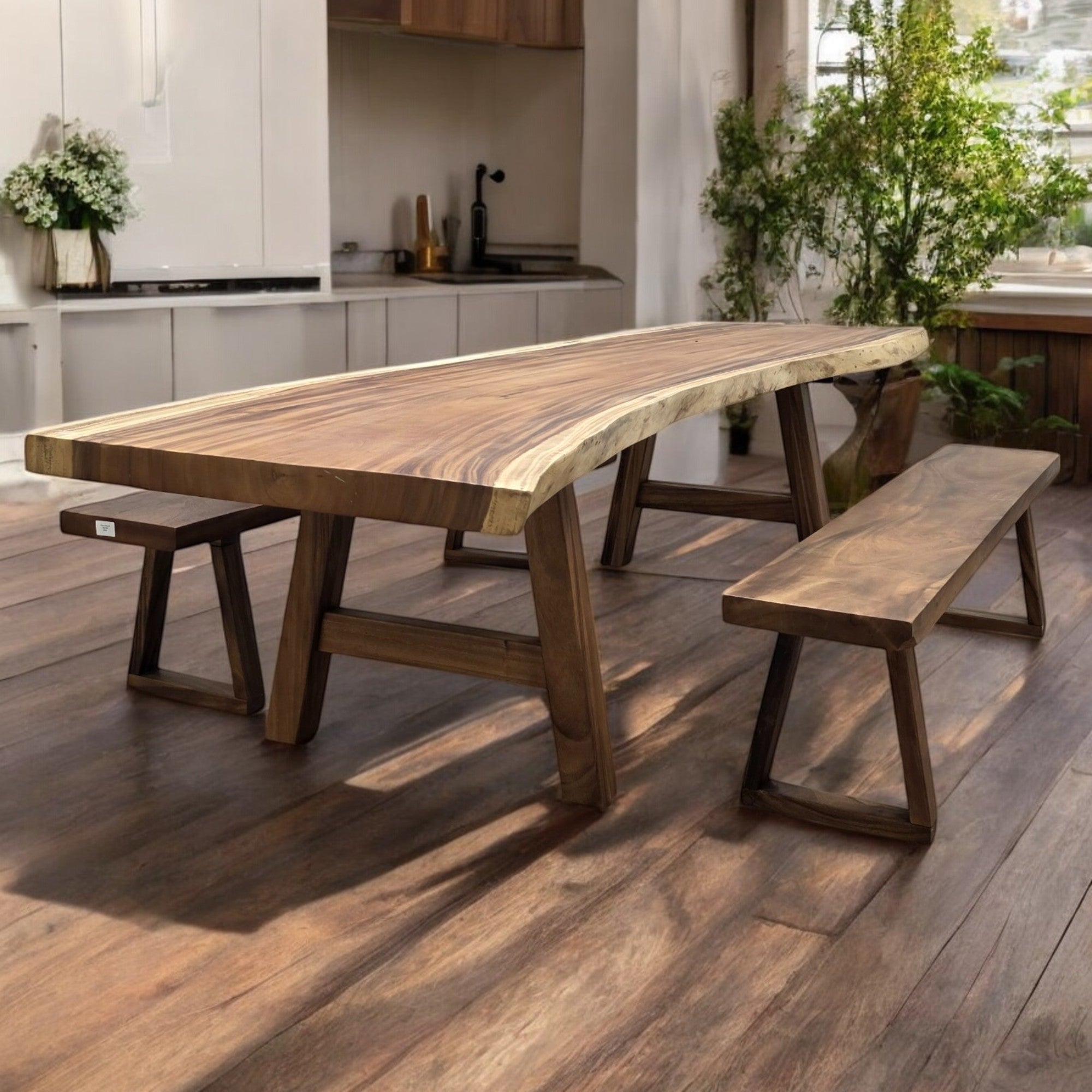 300 cm x 88 cm Esstisch aus indischem Nussbaum mit Naturkante