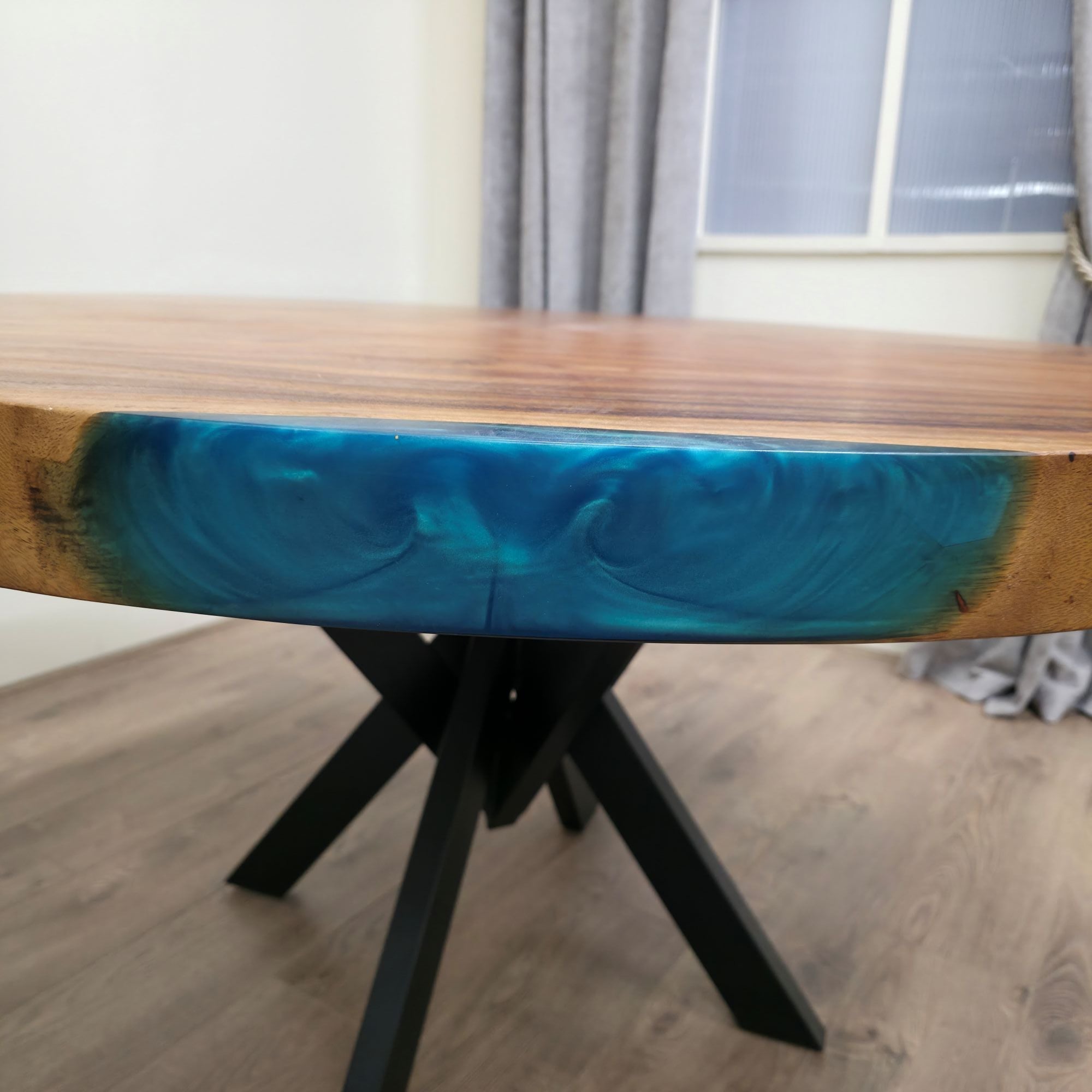 136 cm runder Esstisch aus blauem Kunstharz mit Naturkante aus ostindischem Nussbaum