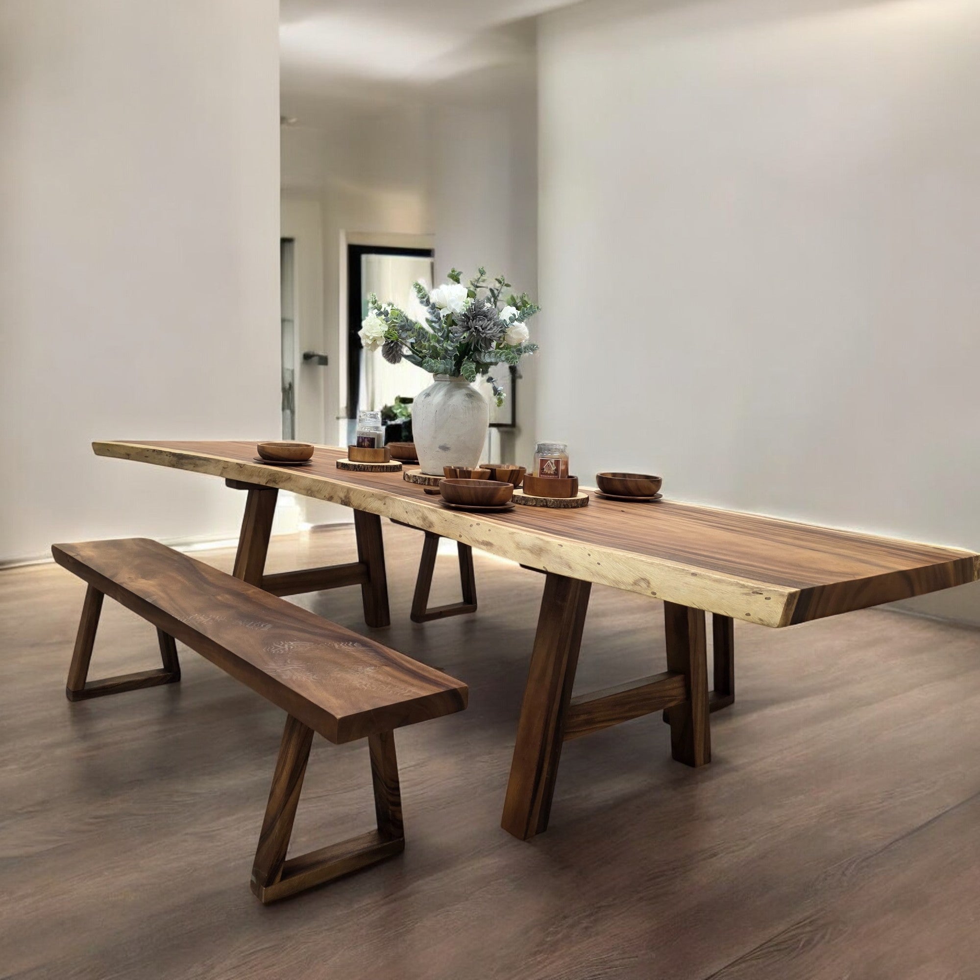 300 cm x 88 cm Esstisch aus indischem Nussbaum mit Naturkante