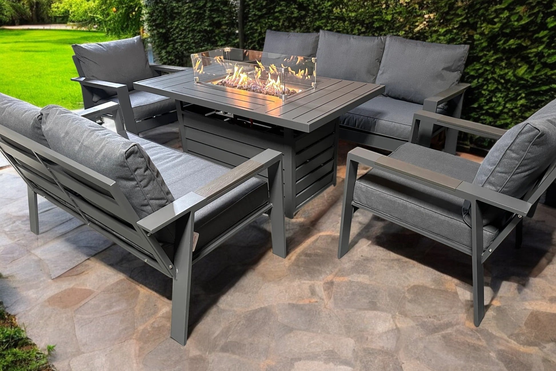 Das Oxford Luxury 3+2+1+1 Gartenmöbel-Set mit Feuertisch