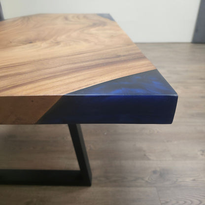 239 cm x 91 cm Esstisch aus Ostindischem Walnussholz mit Baumkante
